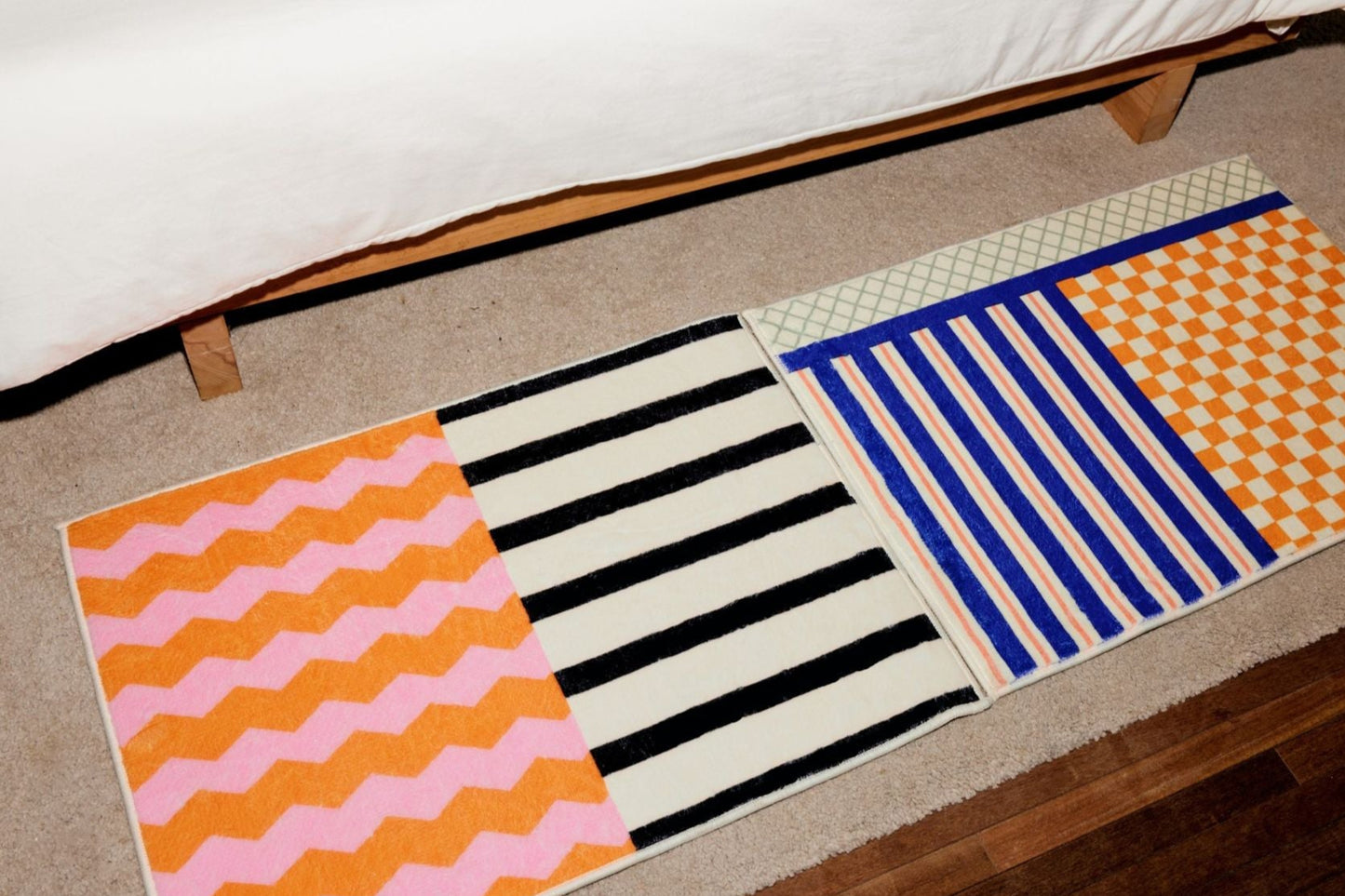 Casa Rolio Deconstructed Bath Mat - Designer bath mats in dynamic colors, featuring absorbent fabric and durable rubber backing