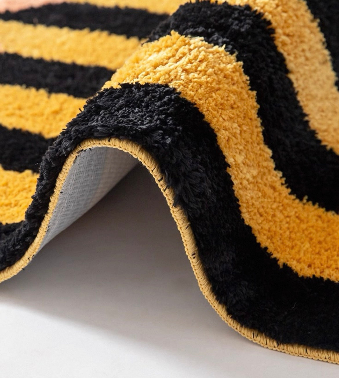 Casa Rolio Borderline Bath Mat - Designer bath mats in dynamic colors, featuring absorbent fabric and durable rubber backing