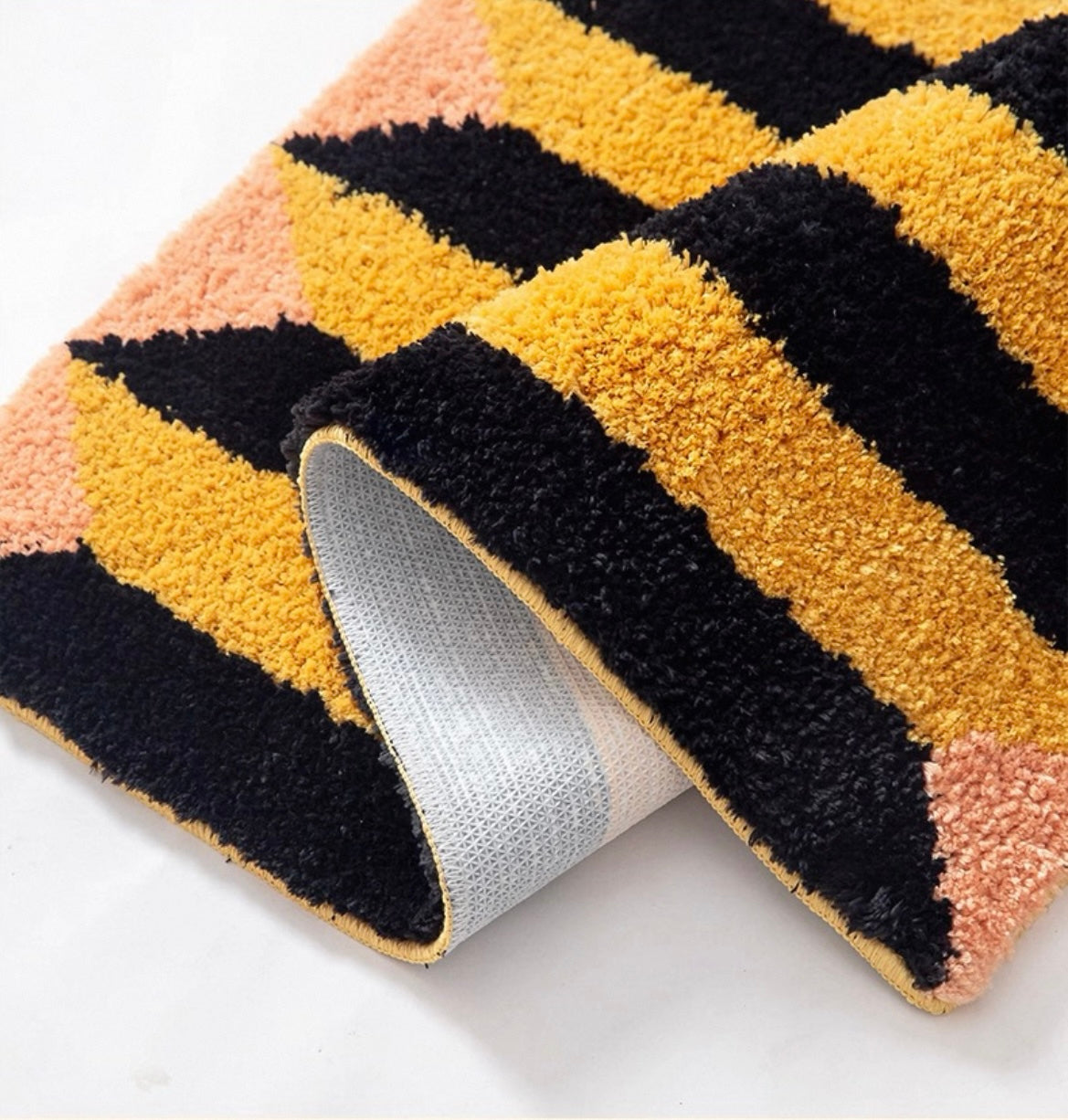 Casa Rolio Borderline Bath Mat - Designer bath mats in dynamic colors, featuring absorbent fabric and durable rubber backing